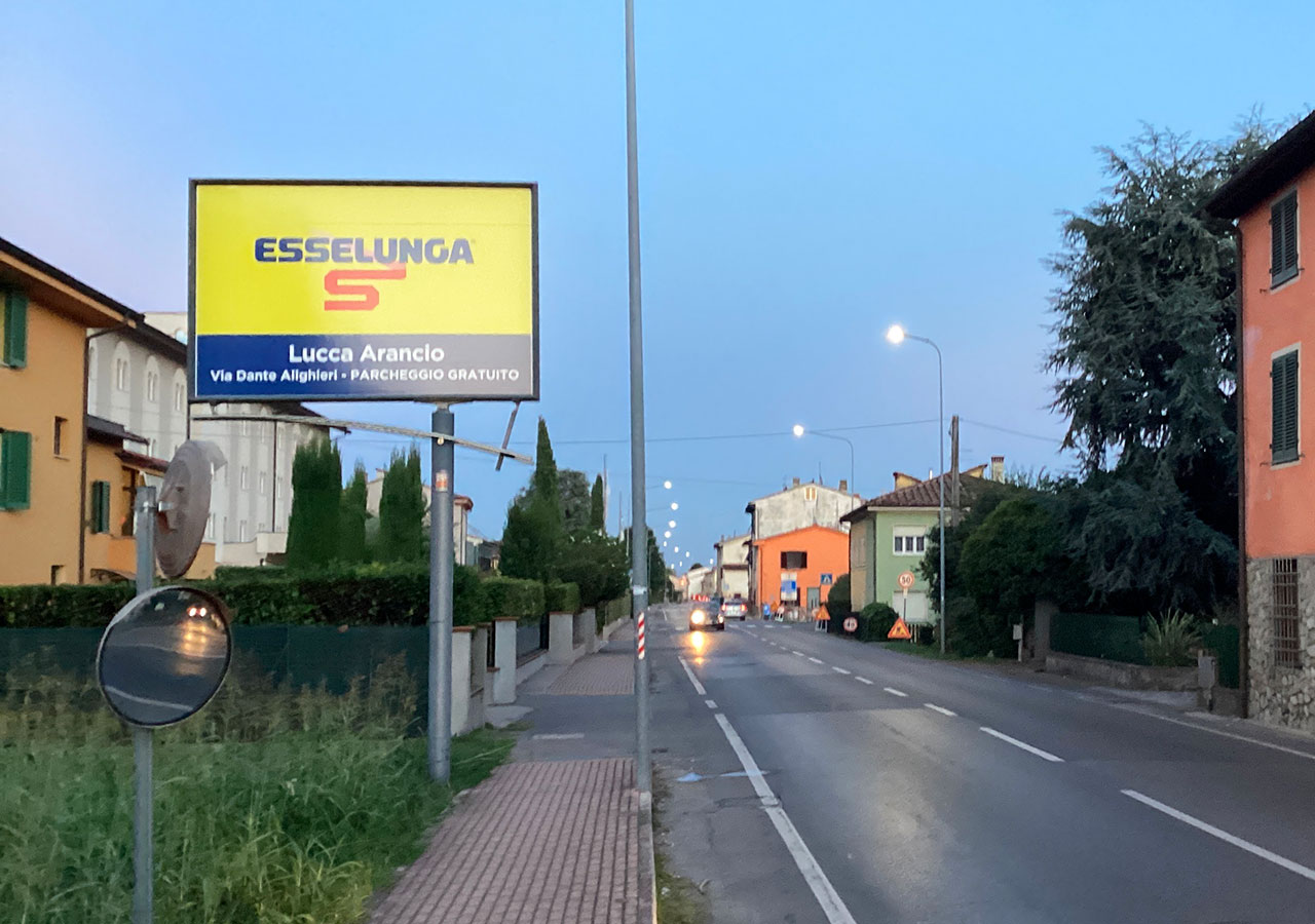 Cartelli pubblicitari su strada tra Pisa e Lucca