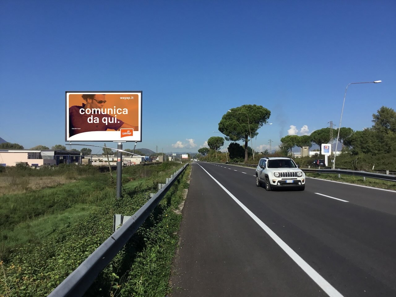 Cartellone pubblicità su strada per avvicnamento al punto vendita