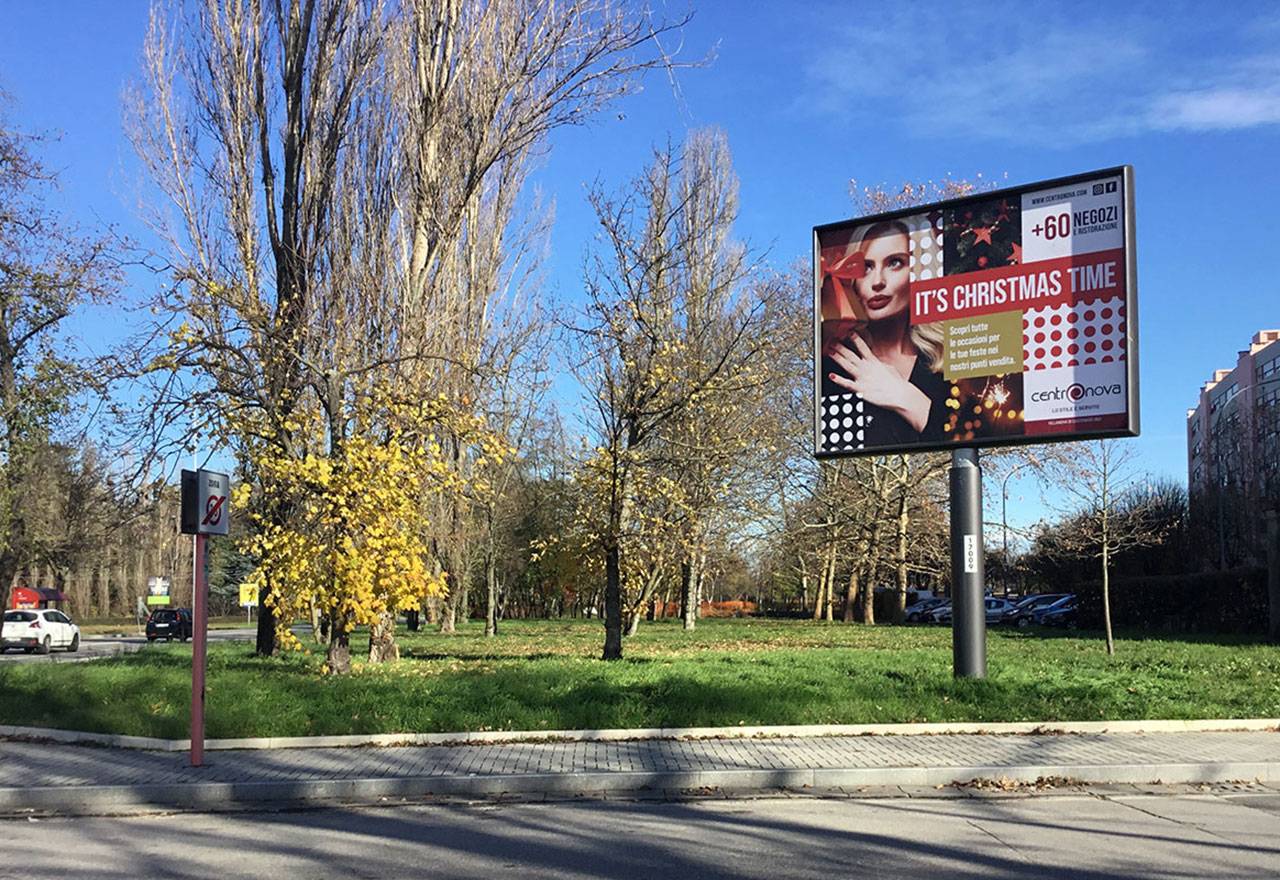 Cartelli pubblicitari su strada a Bologna